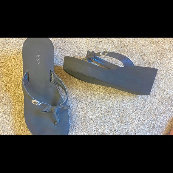 Guess flip flops - Picture 2 of 3
